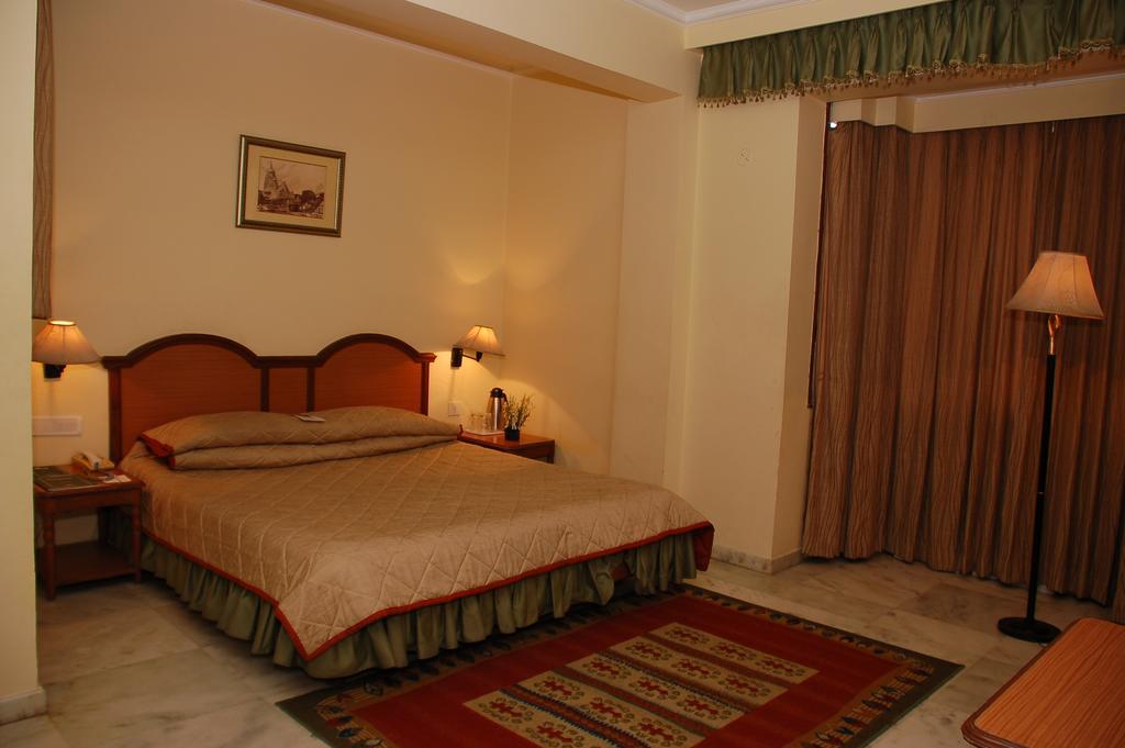 Hotel Royale Midtown Bhuvanesvar Szoba fotó
